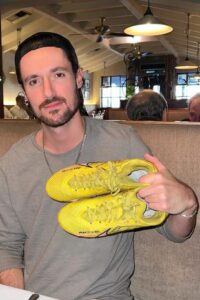 มอบรองเท้าไนกี้