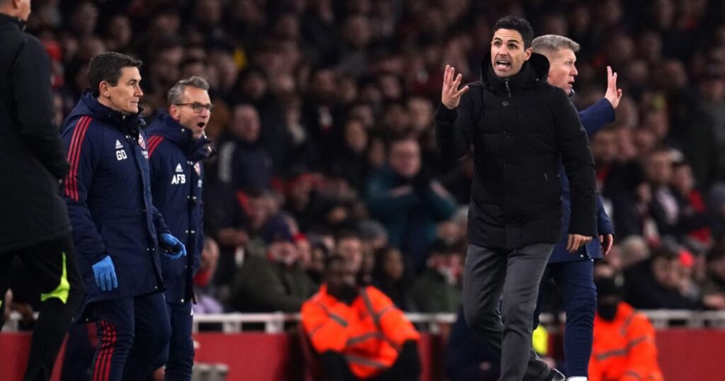 เล่นตลกข้างสนาม